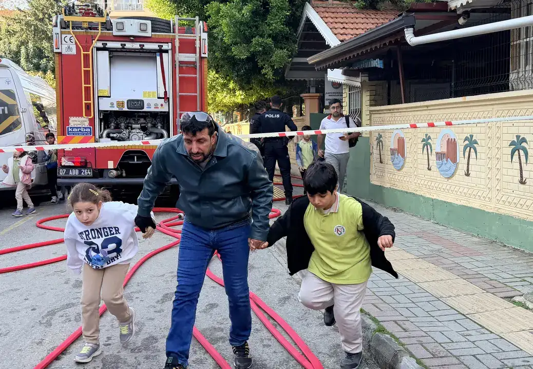 Alanya’da İlkokul Sınıfında Yangın Çıktı! 4